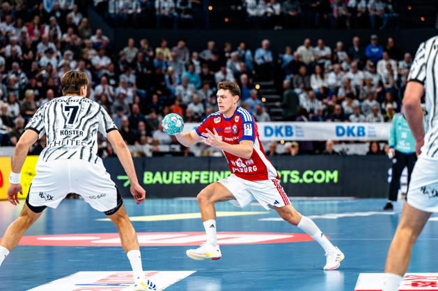 October 11, 2026, xdobgx, Opel HBL Handball, THW Kiel vs. Handball Club Hamburg; from left: Julian Köster (Kiel), 7, Nicolaj Jorgensen (Handball Club Hamburg), 11 on the ball, plays the ball (Kiel)