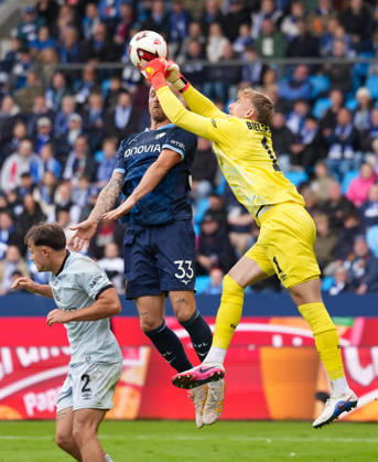 Jonas Thomas Kersken of DSC Arminia Bielefeld, 1, celebrates after the game in Germany, VfL Bochum 1848 vs. DSC Arminia Bielefeld, 2. Bundesliga, Matchday 7, 2026–27 season, Vonovia Ruhrstadion, Bochum, October 11, 2026 DFL REGULATIONS PROHIBIT ANY USE OF PHOTOGRAPHS AS IMAGE SEQUENCES AND OR QUASI-VIDEO VfL Bochum 1848 vs. DSC Arminia Bielefeld, 2. Bundesliga, Matchday 7, 2026–27 Season, October 11, 2026, Bochum Copyright: xEibner-Pressefoto ScottxColemanx EP_SCN