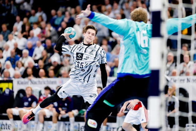 Kiel, October 11, 2026; Handball, 2026–27 Bundesliga 1, THW Kiel vs. Handball Club Hamburg; Domen Makuc (THW Kiel, 35), Robin Paulsen Haug (HC Hamburg, 16)