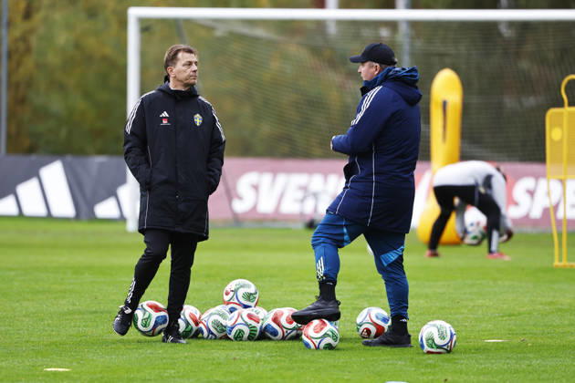 STOCKHOLM, SWEDEN 20261011 Swedish national team captain Tony Gustavsson and national team manager Kim Källström as the women’s national team trains at Bosön ahead of the upcoming World Cup playoff against Lithuania STOCKHOLM, SWEDEN x60160x  Copyright: xStefanxJerrevang TTx THE WOMEN S NATIONAL TEAM TRAINS ON BOSÖN
