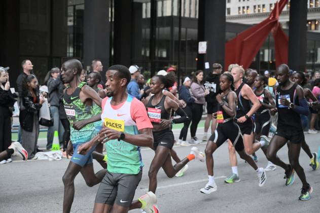 Chicago Marathon 2026 CHICAGO, ILLINOIS - OCTOBER 11: A pack of runners competes during the 48th Bank of America Chicago Marathon on Dearborn Street in the Loop, near the Alexander Calder s Flamingo sculpture at Federal Plaza on October 11, 2026 in Chicago, Illinois. The 26.2-mile race started and finished in Grant Park, winding through 29 neighborhoods with over 55,000 participants. Jacek Boczarski Anadolu Chicago United States. Editorial use only. Please get in touch for any other usage. Copyright: x2026xAnadoluxJacekxBoczarskix