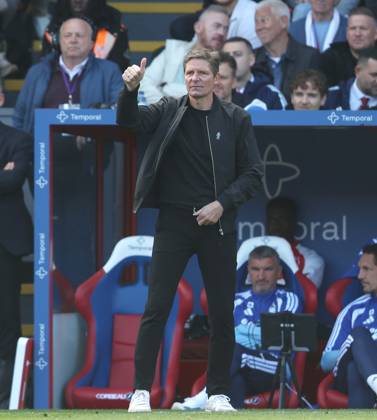 Premier League - Crystal Palace v Nottingham Forest LONDON, ENGLAND, OCTOBER 11: Oliver Glasner Manager of Nottingham Forest thumbs up during The Premier League match between Crystal Palace v Nottingham Forest at Selhurst Park Stadium, London, England, on October 11. (Photo by Daniel Weir) London Selhurst Park Stadium England Copyright: xDanielxWeir SportsxPressxPhotox Sportspressphoto_SPR252401