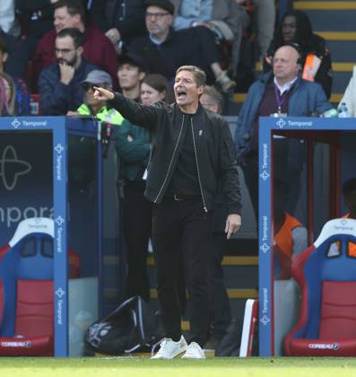 Premier League - Crystal Palace v Nottingham Forest LONDON, ENGLAND, OCTOBER 11: Oliver Glasner Manager of Nottingham Forest points out instructions to his players during The Premier League match between Crystal Palace v Nottingham Forest at Selhurst Park Stadium, London, England, on October 11. (Photo by Daniel Weir) London Selhurst Park Stadium England Copyright: xDanielxWeir SportsxPressxPhotox Sportspressphoto_SPR252405
