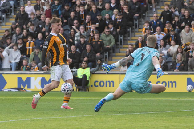 Hull City v Everton Premier League Joe Gelhardt of Hull City clip s the ball past Everton goalkeeper Jordan Pickford for his sides first goal during the Premier League match between Hull City and Everton at the MKM Stadium, Hull. 11 10 2026 UK Newspapers OUT Copyright: xMattxWilkinsonx FIL-24041-0111
