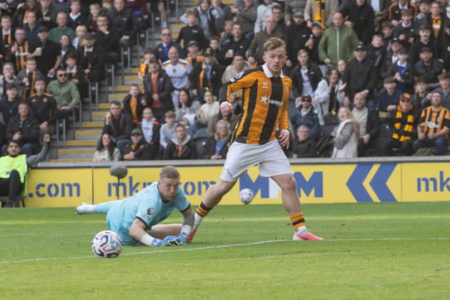 Hull City v Everton Premier League Joe Gelhardt of Hull City clip s the ball past Everton goalkeeper Jordan Pickford for his sides first goal during the Premier League match between Hull City and Everton at the MKM Stadium, Hull. 11 10 2026 UK Newspapers OUT Copyright: xMattxWilkinsonx FIL-24041-0114