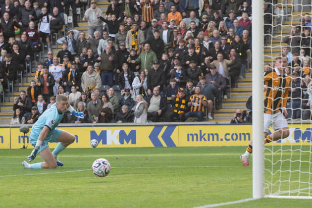 Hull City v Everton Premier League Joe Gelhardt of Hull City clip s the ball past Everton goalkeeper Jordan Pickford for his sides first goal during the Premier League match between Hull City and Everton at the MKM Stadium, Hull. 11 10 2026 UK Newspapers OUT Copyright: xMattxWilkinsonx FIL-24041-0117
