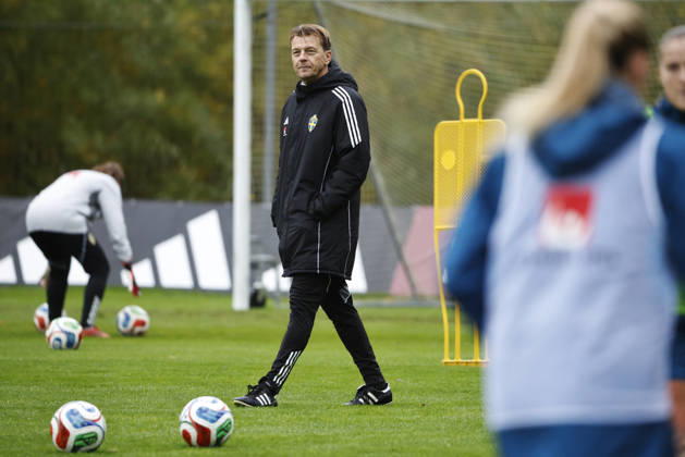 STOCKHOLM, SWEDEN 20261011 Swedish national team captain Tony Gustavsson and national team manager Kim Källström as the women’s national team trains at Bosön ahead of the upcoming World Cup playoff against Lithuania STOCKHOLM, SWEDEN x60160x  Copyright: xStefanxJerrevang TTx THE WOMEN S NATIONAL TEAM TRAINS ON BOSÖN