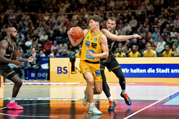 Patrick Cartier 12, MHP Riesen Ludwigsburg vs. Felipe Haase 22, Basketball Löwen Braunschweig, GER; Basketball Löwen Braunschweig vs. MHP Riesen Ludwigsburg, Basketball, easyCredit BBL, Week 3, 2026–27 Season, October 11, 2026 GER, Basketball Löwen Braunschweig vs. MHP Riesen Ludwigsburg, Basketball, easyCredit BBL, Week 3, 2026–27 season, October 11, 2026 Braunschweig Copyright: xEibner-Pressefoto DanielxREINELTx EP_DRT