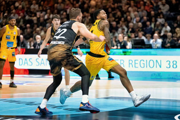 David Joplin (No. 2), MHP Riesen Ludwigsburg vs. Felipe Haase (No. 22), Basketball Loewen Braunschweig (GER), Basketball Loewen Braunschweig vs. MHP Riesen Ludwigsburg, Basketball, easyCredit BBL, Week 3, 2026–27 Season, October 11, 2026 GER, Basketball Löwen Braunschweig vs. MHP Riesen Ludwigsburg, Basketball, easyCredit BBL, Week 3, 2026–27 season, October 11, 2026 Braunschweig Copyright: xEibner-Pressefoto DanielxREINELTx EP_DRT