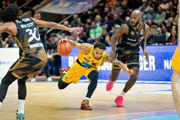 Ish Leggett 5, MHP Riesen Ludwigsburg vs. Sheldon Edwards 13, Basketball Löwen Braunschweig, and Chip Flanigan 30, Basketball Löwen Braunschweig, GER; Basketball Löwen Braunschweig vs. MHP Riesen Ludwigsburg, Basketball, easyCredit BBL, Week 3, 2026–27 Season, October 11, 2026 GER, Basketball Löwen Braunschweig vs. MHP Riesen Ludwigsburg, Basketball, easyCredit BBL, Week 3, 2026–27 Season, October 11, 2026, Braunschweig Copyright: xEibner-Pressefoto DanielxREINELTx EP_DRT