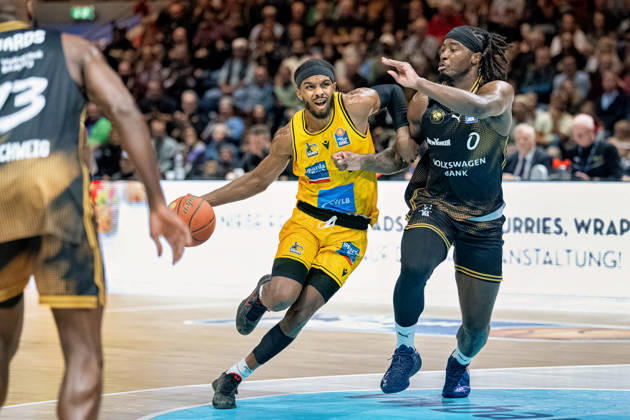 Justin Kier No. 1, MHP Riesen Ludwigsburg vs. Zaba Bangala No. 0, Basketball Loewen Braunschweig, GER; Basketball Loewen Braunschweig vs. MHP Riesen Ludwigsburg, Basketball, easyCredit BBL, Week 3, 2026–27 Season, October 11, 2026 GER, Basketball Löwen Braunschweig vs. MHP Riesen Ludwigsburg, Basketball, easyCredit BBL, Week 3, 2026–27 season, October 11, 2026 Braunschweig Copyright: xEibner-Pressefoto DanielxREINELTx EP_DRT