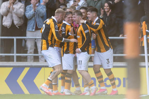 Hull City v Everton Premier League Joe Gelhardt of Hull City (second from right) is mobbed by team mates after scoring his sides first goal during the Premier League match between Hull City and Everton at the MKM Stadium, Hull. 11 10 2026 UK Newspapers OUT Copyright: xMattxWilkinsonx FIL-24041-0118