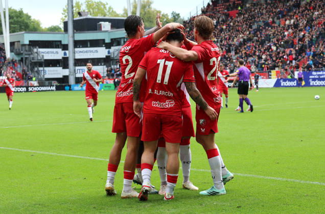 UTRECHT FC Utrecht forward Angel Alarcon celebrates the goal with his teammates during the Vriendenloterij Eredivisie match between FC Utrecht and Willem II at Stadion Galgenwaard on October 11, 2026, in Utrecht, Netherlands. PETER LOUS EYE4IMAGES DeFodi Images