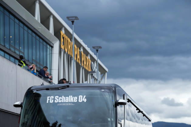 1 Bundesliga: SC Freiburg vs. FC Schalke 04, October 11, 2026—FC Schalke 04 bus in front of the Europa-Park Stadium. 1 Bundesliga: SC Freiburg vs. FC Schalke 04, Europa-Park Stadium, October 11, 2026 DFB and DFL regulations prohibit any use of photographs as image sequences and or quasi-video. Copyright: xBEAUTIFULxSPORTS Boscox