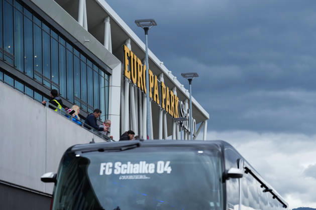 1 Bundesliga: SC Freiburg vs. FC Schalke 04, October 11, 2026—FC Schalke 04 bus in front of the Europa-Park Stadium. 1 Bundesliga: SC Freiburg vs. FC Schalke 04, Europa-Park Stadium, October 11, 2026 DFB and DFL regulations prohibit any use of photographs as image sequences and or quasi-video. Copyright: xBEAUTIFULxSPORTS Boscox