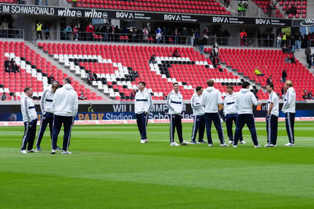 1 Bundesliga SC Freiburg vs. FC Schalke 04, October 11, 2026 The FC Schalke 04 team during the pre-match field inspection 1 Bundesliga SC Freiburg vs. FC Schalke 04, Europa-Park Stadium, October 11, 2026 DFB and DFL regulations prohibit any use of photographs as image sequences and or quasi-video. Copyright: xBEAUTIFULxSPORTS Boscox