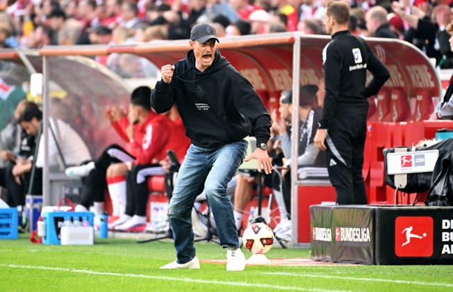 Cologne, Germany, Bundesliga 1, Matchday 5, Rhein Energie Stadium Cologne, 1. FC Köln vs. Borussia Mönchengladbach; Head Coach Alexander Blessin (BMG) celebrates after the goal that tied the score at 1-1; Celebration, Joy, Action