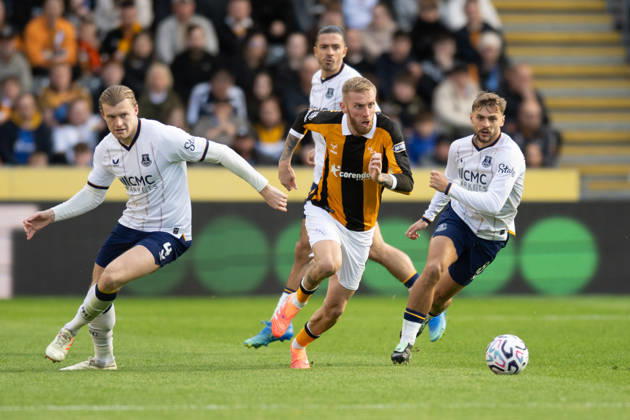 Hull City v Everton Premier League Oliver McBurnie of Hull City pushes forward ahead of Everton players during the Premier League match between Hull City and Everton at the MKM Stadium, Hull. 11 10 2026 UK Newspapers OUT Copyright: xMattxWilkinsonx FIL-24041-0121