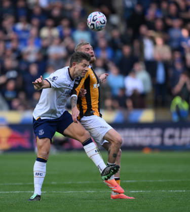 Hull City v Everton Premier League Hull City s Oli McBurnie (right) and Everton s James Tarkowski battle for the ball during the Premier League match at the MKM Stadium, Hull 11 10 2026 UK Newspapers OUT Copyright: xDanielxHamburyx FIL-24042-0047