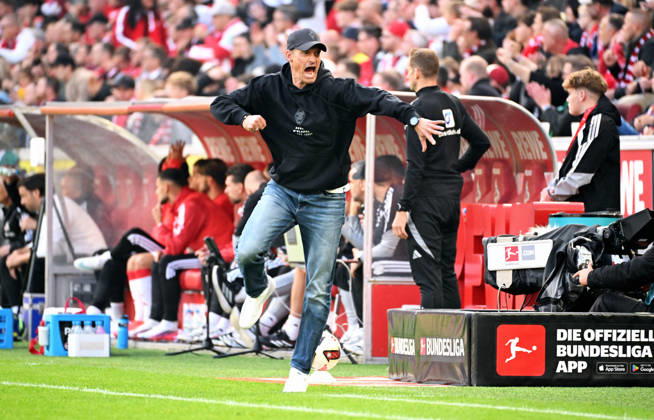 Cologne, Germany, Bundesliga 1, Matchday 5, Rhein Energie Stadium Cologne, 1. FC Köln vs. Borussia Mönchengladbach; Head Coach Alexander Blessin (BMG) celebrates after the goal that tied the score at 1-1; Celebration, Joy, Action