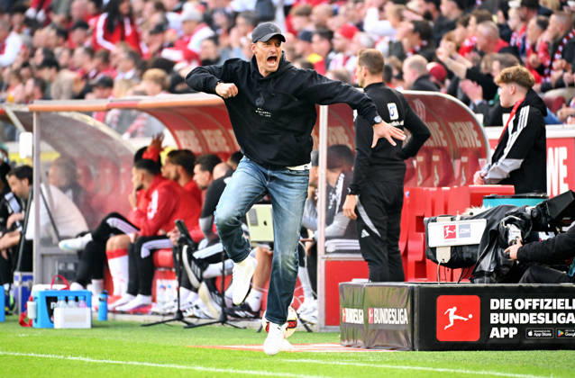 Cologne, Germany, Bundesliga 1, Matchday 5, Rhein Energie Stadium Cologne, 1. FC Köln vs. Borussia Mönchengladbach; Head Coach Alexander Blessin (BMG) celebrates after the goal that tied the score at 1-1; Celebration, Joy, Action