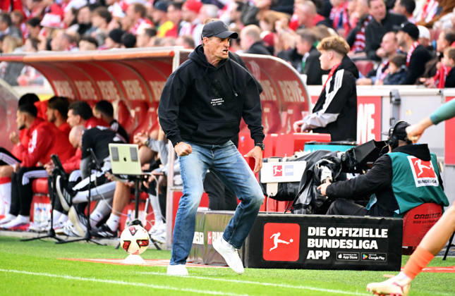 Cologne, Germany, Bundesliga 1, Matchday 5, Rhein Energie Stadium Cologne, 1. FC Köln vs. Borussia Mönchengladbach; Head Coach Alexander Blessin (BMG) celebrates after the goal that tied the score at 1-1; Celebration, Joy, Action