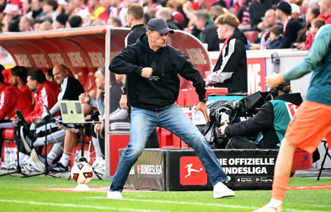 Cologne, Germany, Bundesliga 1, Matchday 5, Rhein Energie Stadium Cologne, 1. FC Köln vs. Borussia Mönchengladbach; Head Coach Alexander Blessin (BMG) celebrates after the goal that tied the score at 1-1; Celebration, Joy, Action