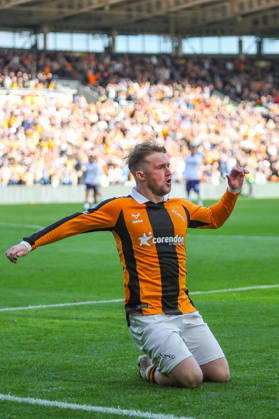 Hull City v Everton, Premier League Joe Gelhardt Of Hull City scores a GOAL 1-0 and celebrates during the Hull City v Everton Premier League match at the MKM Stadium, Hull, England on 11 October 2026 Credit: Lee Keuneke Every Second Media Editorial use only. All images are copyright Every Second Media Limited. No images may be reproduced without prior permission. All rights reserved. Premier League and Football League images are subject to licensing agreements with Football DataCo Limited. see https: www.football-dataco.com Copyright: xIMAGO EveryxSecondxMediax ESM-2204-0035 LeexKeunekex xEveryxSecondxMediax