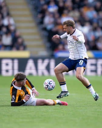 Hull City v Everton Premier League Joe Gelhardt of Hull City tackles Kiernan Dewsbury-Hall of Everton during the Premier League match between Hull City and Everton at the MKM Stadium, Hull. 11 10 2026 UK Newspapers OUT Copyright: xMattxWilkinsonx FIL-24041-0125