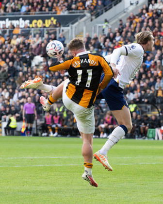 Hull City v Everton Premier League Joe Gelhardt of Hull City in an aerial challenge with Jarrad Branthwaite of Everton during the Premier League match between Hull City and Everton at the MKM Stadium, Hull. 11 10 2026 UK Newspapers OUT Copyright: xMattxWilkinsonx FIL-24041-0126