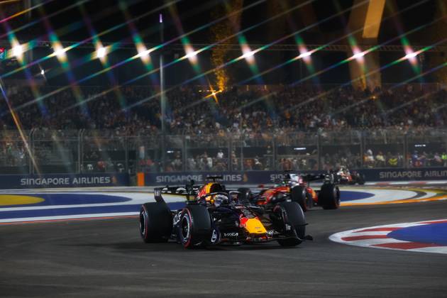 03 VERSTAPPEN Max (NLD), Red Bull Racing Ford RB22, in action in Singapore 2026 81 PIASTRI Oscar (AUS), McLaren F1 Team MCL40, in action 01 NORRIS Lando (GBR), McLaren F1 Team MCL40, in action in Singapore 2026 Singapore