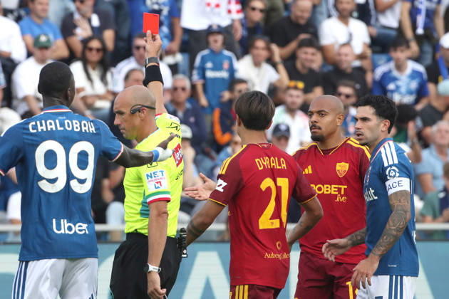 IPA89552589 - October 11, 2026 Como vs. AS Roma (Serie A) Sports; Soccer; Matchday 6& xD;In the photo: Malen is shown a red card& xD;(Photo by Gino Mancini) Copyright: xGinoxMancini IPAxSportx xx IPA89552589