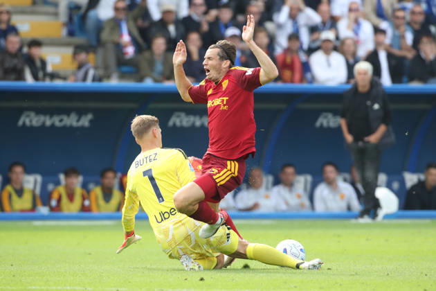 IPA89552611 - October 11, 2026 Como vs. AS Roma (Serie A) Sports; Soccer; Matchday 6& xD;In the photo: De Roon tackled in the box& xD;(Photo by Gino Mancini) Copyright: xGinoxMancini IPAxSportx xx IPA89552611