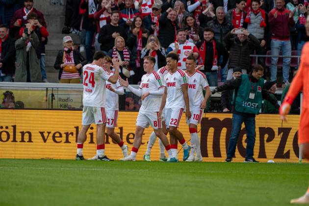 The team celebrating after the 1-0 victory, 1. FC Köln vs. Borussia Mönchengladbach, soccer, Bundesliga 1, Matchday 5, October 11, 2026. DFB and DFL regulations prohibit any use of photographs as image sequences and or quasi-video. Cologne, North Rhine-Westphalia, Germany Copyright: xkolbert-press MartinxWdziecznyx