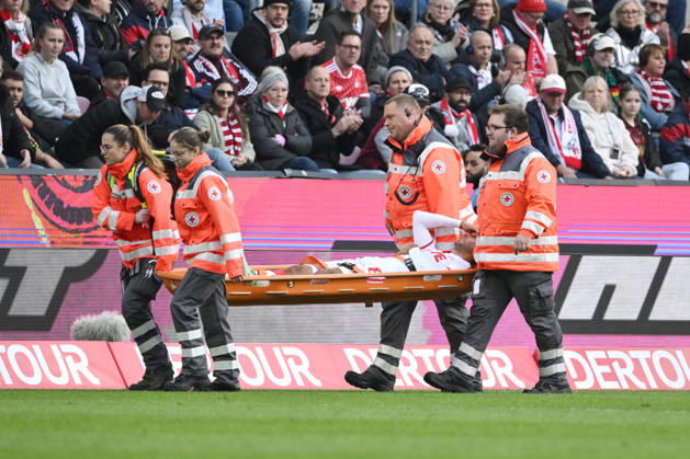 Ellyes Skhiri of 1. FC Köln is carried off the field on a stretcher on October 11, 2026, Soccer, Bundesliga, 2026–2027 season, Matchday 5, 1. FC Köln vs. Borussia Mönchengladbach. DFL regulations prohibit any use of photographs as image sequences and or quasi-video. Cologne, RheinEnergie Stadium, North Rhine-Westphalia, Germany Team2