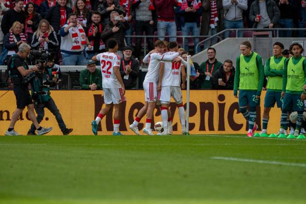 The team celebrating after the 1-0 victory, 1. FC Köln vs. Borussia Mönchengladbach, soccer, Bundesliga 1, Matchday 5, October 11, 2026. DFB and DFL regulations prohibit any use of photographs as image sequences and or quasi-video. Cologne, North Rhine-Westphalia, Germany Copyright: xkolbert-press MartinxWdziecznyx