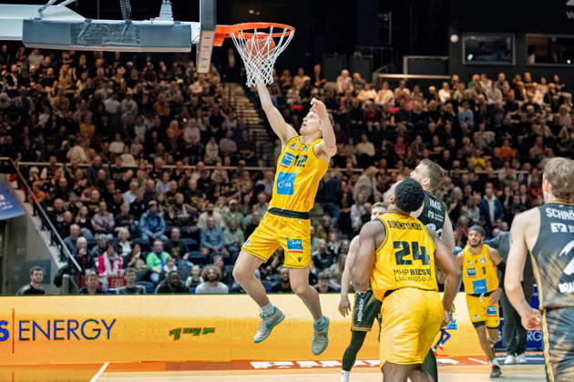 Patrick Cartier, No. 12, MHP Riesen Ludwigsburg, at the basket in front of Felipe Haase, No. 22, Basketball Löwen Braunschweig, GER; Basketball Löwen Braunschweig vs. MHP Riesen Ludwigsburg, Basketball, easyCredit BBL, Week 3, 2026–27 season, October 11, 2026 GER, Basketball Löwen Braunschweig vs. MHP Riesen Ludwigsburg, Basketball, easyCredit BBL, Week 3, 2026–27 season, October 11, 2026 Braunschweig Copyright: xEibner-Pressefoto DanielxREINELTx EP_DRT