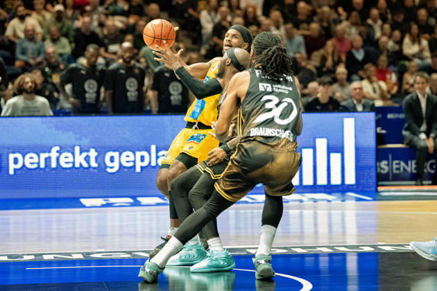 Justin Kier 1, MHP Riesen Ludwigsburg, with DeJour Reaves 3, Basketball Löwen Braunschweig, and Chip Flanigan 30, Basketball Löwen Braunschweig, GER; Basketball Löwen Braunschweig vs. MHP Riesen Ludwigsburg, Basketball, easyCredit BBL, Week 3, 2026–27 season, October 11, 2026 GER, Basketball Löwen Braunschweig vs. MHP Riesen Ludwigsburg, Basketball, easyCredit BBL, Week 3, 2026–27 season, October 11, 2026, Braunschweig Copyright: xEibner-Pressefoto DanielxREINELTx EP_DRT