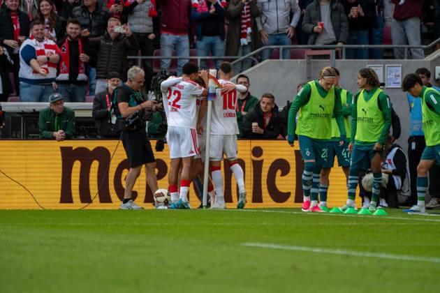 The team celebrating after the 1-0 victory, 1. FC Köln vs. Borussia Mönchengladbach, soccer, Bundesliga 1, Matchday 5, October 11, 2026. DFB and DFL regulations prohibit any use of photographs as image sequences and or quasi-video. Cologne, North Rhine-Westphalia, Germany Copyright: xkolbert-press MartinxWdziecznyx