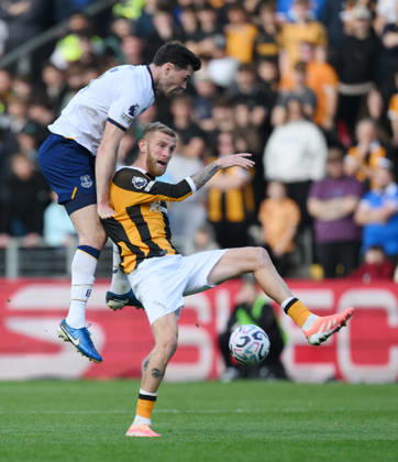 Hull City v Everton Premier League Hull City s Oli McBurnie (right) and Everton s Michael Keane battle for the ball during the Premier League match at the MKM Stadium, Hull 11 10 2026 UK Newspapers OUT Copyright: xDanielxHamburyx FIL-24042-0069