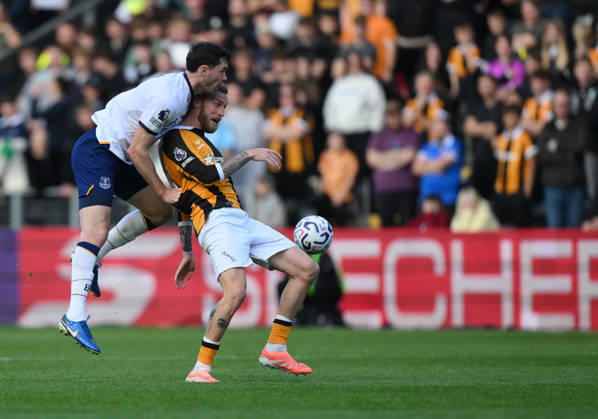 Hull City v Everton Premier League Hull City s Oli McBurnie (right) and Everton s Michael Keane battle for the ball during the Premier League match at the MKM Stadium, Hull 11 10 2026 UK Newspapers OUT Copyright: xDanielxHamburyx FIL-24042-0071