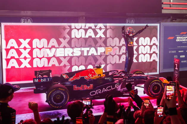 Sport Bilder des Tages Max Verstappen wins 2026 Formula 1 Singapore Grand Prix SINGAPORE - OCT 11: Red Bull Racing driver Max Verstappen celebrates on the podium after winning the Formula 1 Singapore Grand Prix at the Marina Bay Street Circuit in Singapore on October 11, 2026. Daniel Ceng Anadolu Singapore Singapore. Editorial use only. Please get in touch for any other usage.  Copyright: x2026xAnadoluxDanielxCengx