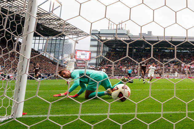 Goalkeeper Hans Christian Bernat of Karlsruher SC (01) misses the ball from Abdoulie Ceesay of FC St. Pauli (09) on the 1-0 goal, behind-the-goal camera, GER, FC St. Pauli vs. Karlsruher SC, soccer, 2. Bundesliga, Matchday 7, 2026–2027 season, October 11, 2026 DFL regulations prohibit any use of photographs as image sequences and or quasi-video, GER, FC St. Pauli vs. Karlsruher SC, soccer, 2. Bundesliga, Matchday 7, 2026–2027 season, October 11, 2026, Hamburg Copyright: xEibner-Pressefoto MaxxVincenx EP_MVN