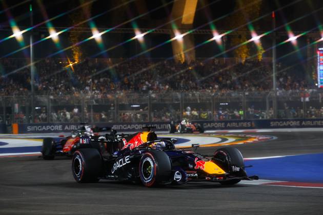 03 VERSTAPPEN Max (NLD), Red Bull Racing Ford RB22, in action in Singapore 2026 81 PIASTRI Oscar (AUS), McLaren F1 Team MCL40, in action 01 NORRIS Lando (GBR), McLaren F1 Team MCL40, in action in Singapore 2026 Singapore
