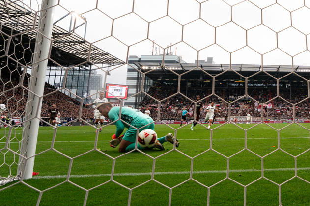 Goalkeeper Hans Christian Bernat of Karlsruher SC (01) misses the ball from Abdoulie Ceesay of FC St. Pauli (09) on the 1–0 goal, behind-the-goal camera, GER, FC St. Pauli vs. Karlsruher SC, soccer, 2. Bundesliga, Matchday 7, 2026–2027 season, October 11, 2026 DFL regulations prohibit any use of photographs as image sequences and or quasi-video, GER, FC St. Pauli vs. Karlsruher SC, soccer, 2. Bundesliga, Matchday 7, 2026–2027 season, October 11, 2026, Hamburg Copyright: xEibner-Pressefoto MaxxVincenx EP_MVN