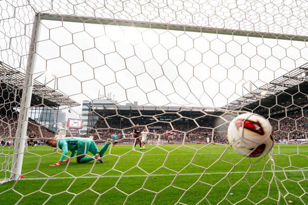 Goalkeeper Hans Christian Bernat of Karlsruher SC (01) misses the ball from Abdoulie Ceesay of FC St. Pauli (09) on the 1–0 goal, behind-the-goal camera, GER, FC St. Pauli vs. Karlsruher SC, soccer, 2. Bundesliga, Matchday 7, 2026–2027 season, October 11, 2026 DFL regulations prohibit any use of photographs as image sequences and or quasi-video, GER, FC St. Pauli vs. Karlsruher SC, soccer, 2. Bundesliga, Matchday 7, 2026–2027 season, October 11, 2026, Hamburg Copyright: xEibner-Pressefoto MaxxVincenx EP_MVN