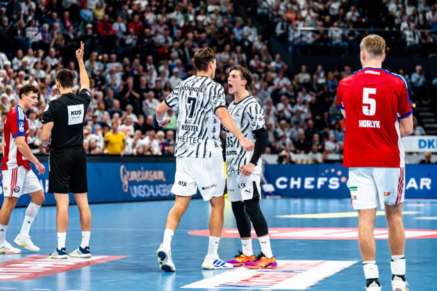 October 11, 2026, xdobgx, Opel HBL Handball, THW Kiel vs. Handball Club Hamburg, from left: Nicolaj Jorgensen (Handball Club Hamburg), 11, Julian Köster, Kiel, 7, Domen Makuc, Kiel, 35, celebrating for two minutes, Oliver Norlyk, Handball Club Hamburg, 5, Kiel