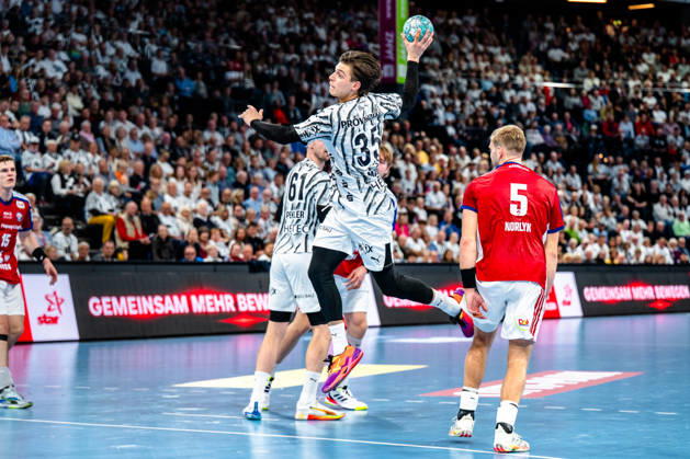 October 11, 2026, xdobgx, Opel HBL Handball, THW Kiel vs. Handball Club Hamburg, from left: Domen Makuc (Kiel), 35, shooting, in action, throwing at Kiel