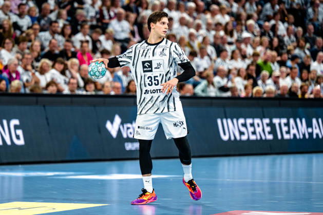 October 11, 2026, xdobgx, Opel HBL Handball, THW Kiel vs. Handball Club Hamburg, from left: Domen Makuc (Kiel), 35 with the ball, playing the ball, cutout, single frame, full-body shot (Kiel)