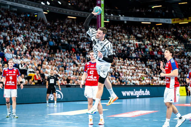 October 11, 2026, xdobgx, Opel HBL Handball, THW Kiel vs. Handball Club Hamburg, left: Hendrik Pekeler (Kiel), 61, taking a shot, in action, throwing (Kiel)